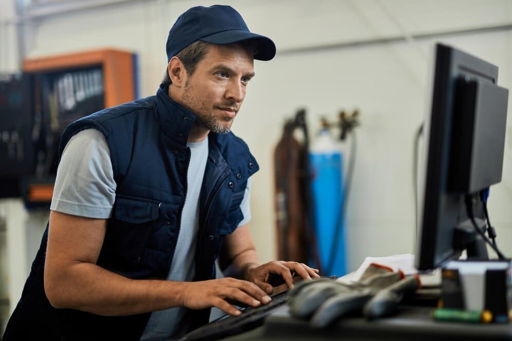How To Become a Field Service Technician. Image 2